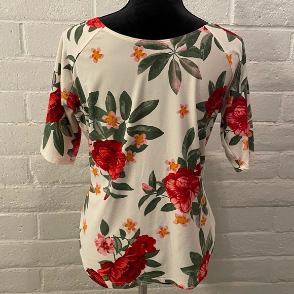 Stretchy Floral Blouse, v-neck, polyester/spandex blend, Junior’s XXL (21) - Picture 2 of 4